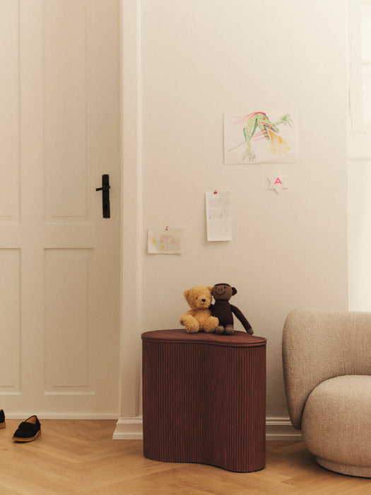 Ferm Living Isola 藤編收納邊桌 鐵紅色 情境照