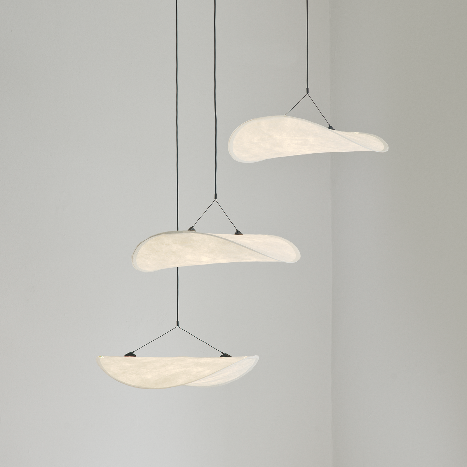 北歐進口燈飾 New Works  坦思漂浮雲朵吊燈( W55 / 三燈組 ) Tense Chandelier