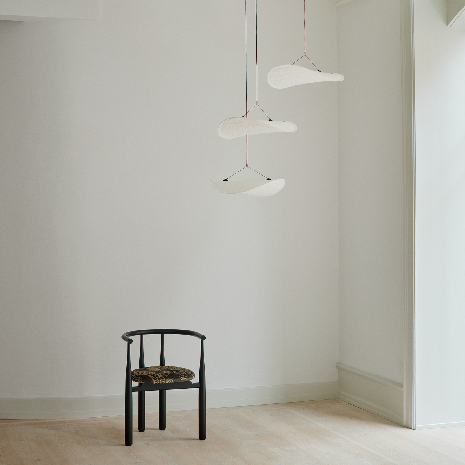 北歐進口燈飾 New Works  坦思漂浮雲朵吊燈( W55 / 三燈組 ) Tense Chandelier