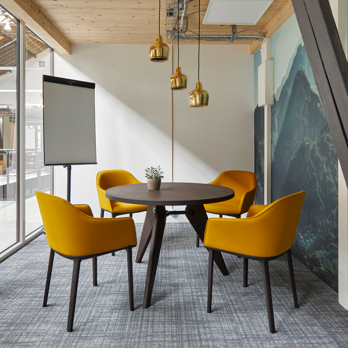 進口餐桌｜Vitra 三角實木餐桌 Gueridon Round Table