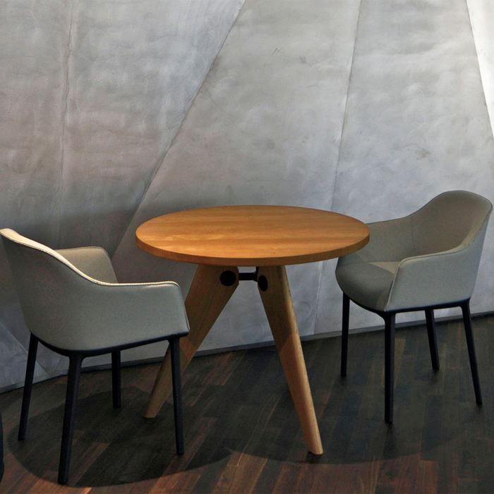 進口餐桌｜Vitra 三角實木餐桌 Gueridon Round Table