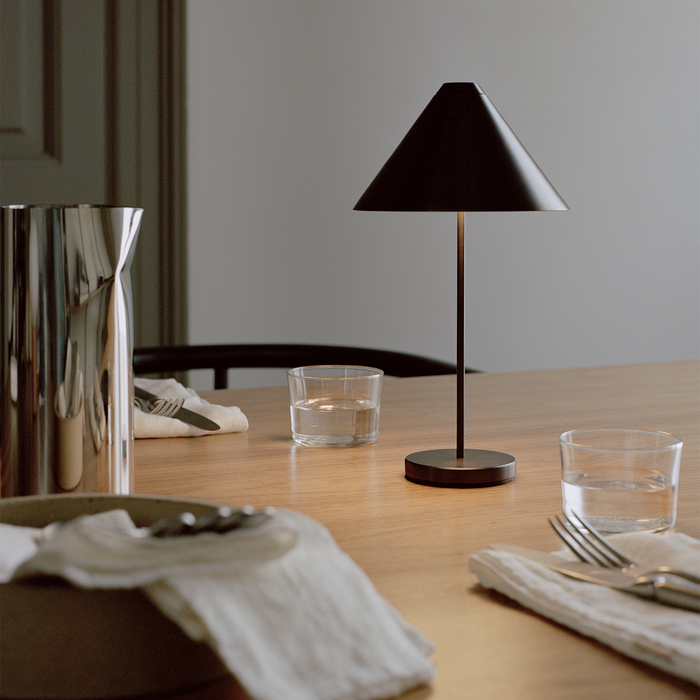 北歐進口燈具｜New Works 布洛利充電式桌燈／露營燈 Brolly Portable Table Lamp 北歐丹麥極簡傢具品牌