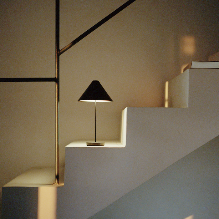 北歐進口燈具｜New Works 布洛利充電式桌燈／露營燈 Brolly Portable Table Lamp 北歐丹麥極簡傢具品牌