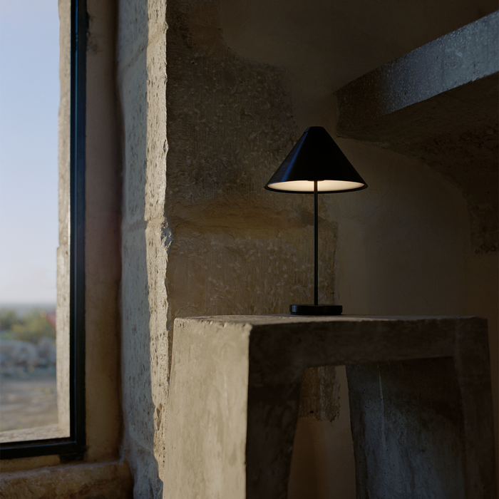 北歐進口燈具｜New Works 布洛利充電式桌燈／露營燈 Brolly Portable Table Lamp 北歐丹麥極簡傢具品牌