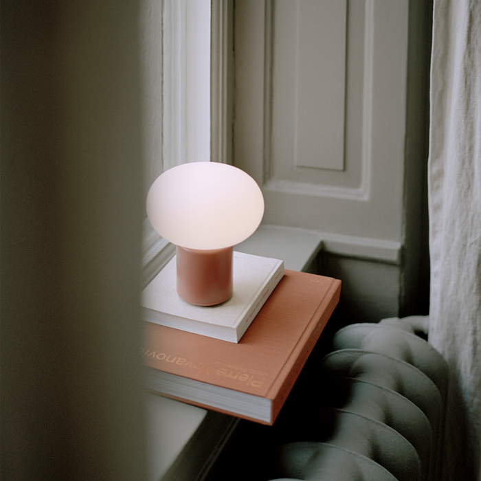 北歐進口燈具｜New Works 約翰充電式桌燈／露營燈 Karl-Johan Portable Table Lamp 北歐丹麥極簡傢具品牌