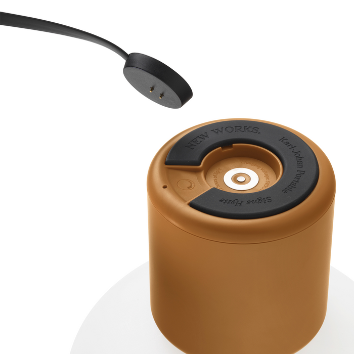 北歐進口燈具｜New Works 約翰充電式桌燈／露營燈 Karl-Johan Portable Table Lamp 北歐丹麥極簡傢具品牌