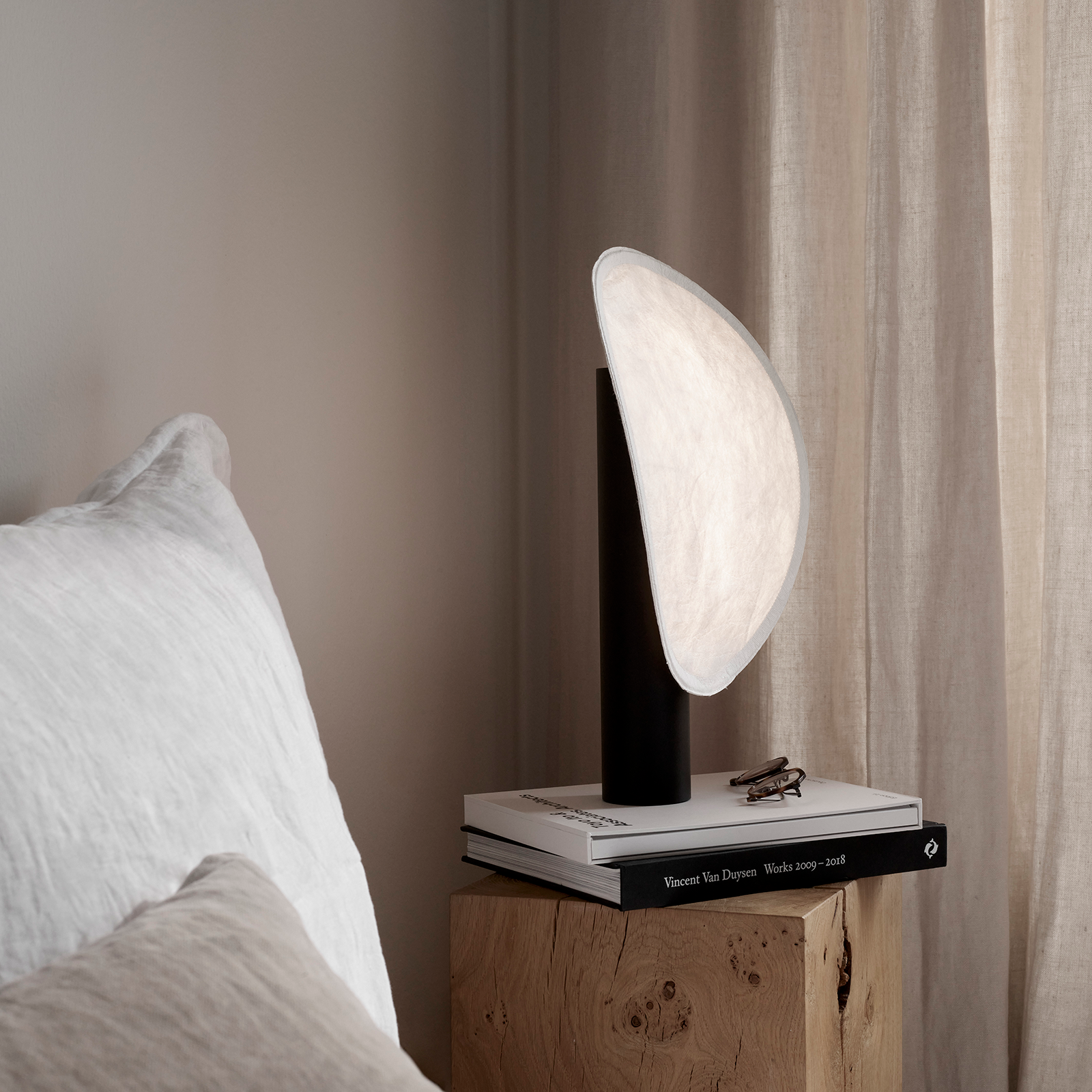 北歐進口燈具｜New Works 坦思漂浮雲朵充電式桌燈／露營燈 Tense Portable Table Lamp 北歐丹麥極簡傢具品牌