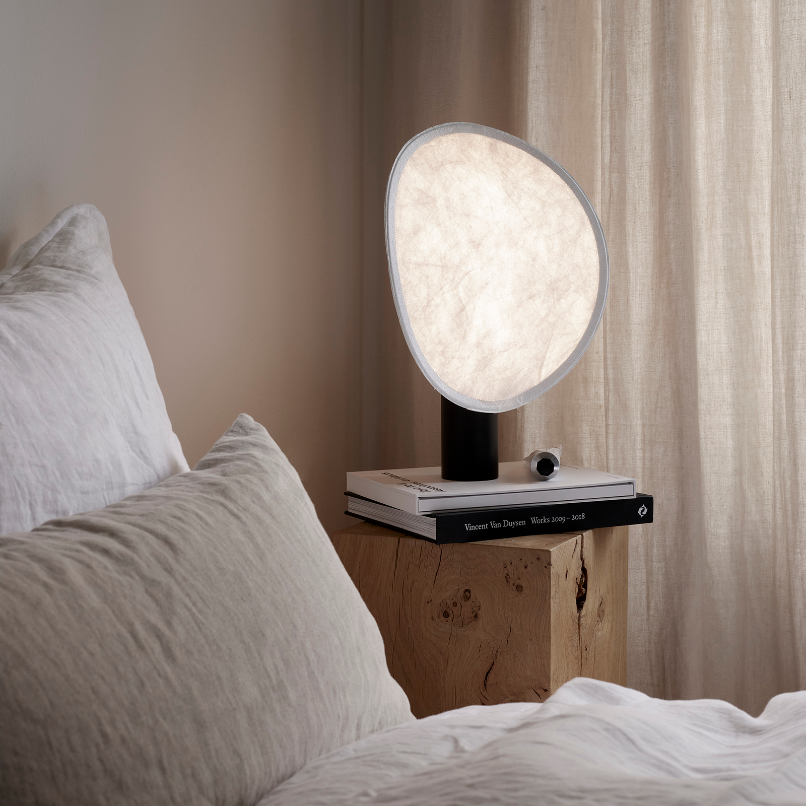 北歐進口燈具｜New Works 坦思漂浮雲朵充電式桌燈／露營燈 Tense Portable Table Lamp 北歐丹麥極簡傢具品牌